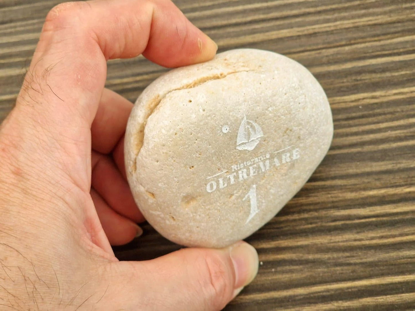 Segnatavoli in Pietra Naturale, Diametro 7-10 cm, Grigio-Rosa, Personalizzabili