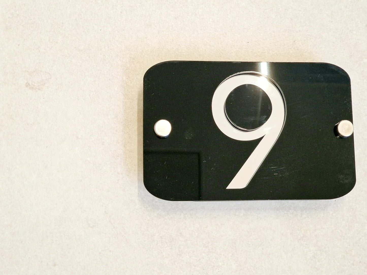Targa con Numero Civico in Plexiglass Nero Lucido, 15x10 cm, Numeri Specchiati per Esterno e Interno Moderno Elegante | Spessore 6mm. Distanziatori da 25mm Inclusi | Targa Civica di Design
