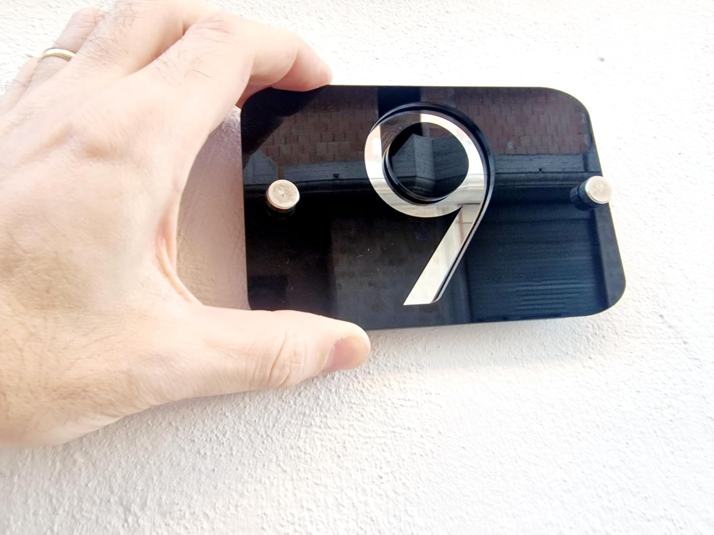 Targa con Numero Civico in Plexiglass Nero Lucido, 15x10 cm, Numeri Specchiati per Esterno e Interno Moderno Elegante | Spessore 6mm. Distanziatori da 25mm Inclusi | Targa Civica di Design
