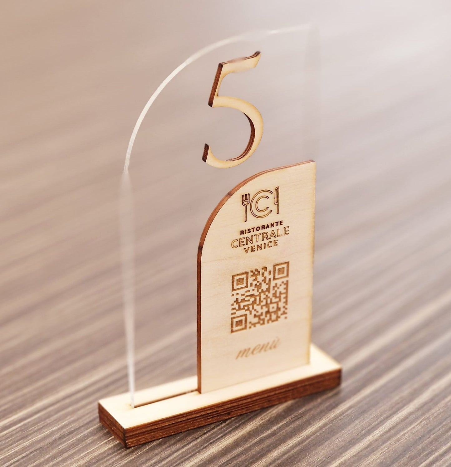 Segnatavolo in Plexiglass e Legno per Ristorante, Pizzeria, Bar, Trattoria | Segnaposto Numerato Personalizzato 15cm Intaglio Laser, con QR code per Menù on line e Logo Aziendale.