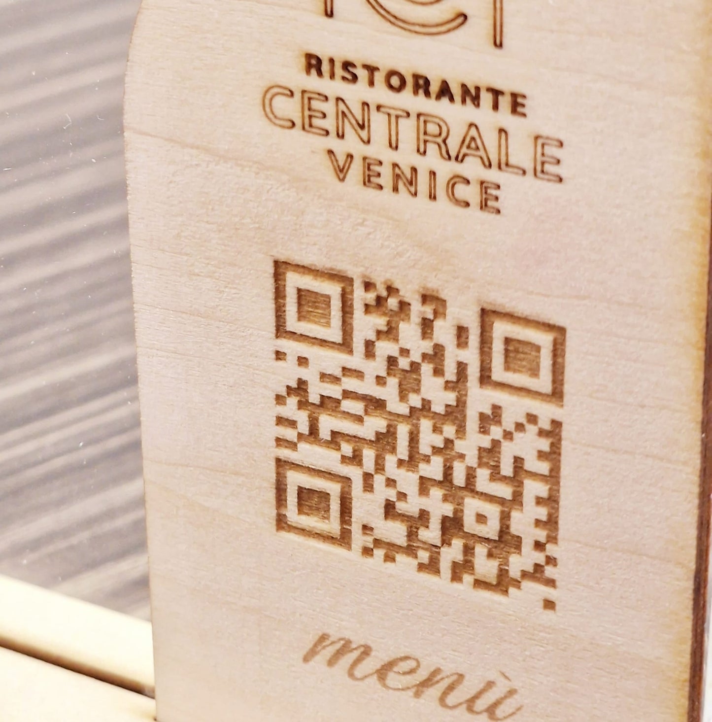 Segnatavolo in Plexiglass e Legno per Ristorante, Pizzeria, Bar, Trattoria | Segnaposto Numerato Personalizzato 15cm Intaglio Laser, con QR code per Menù on line e Logo Aziendale.