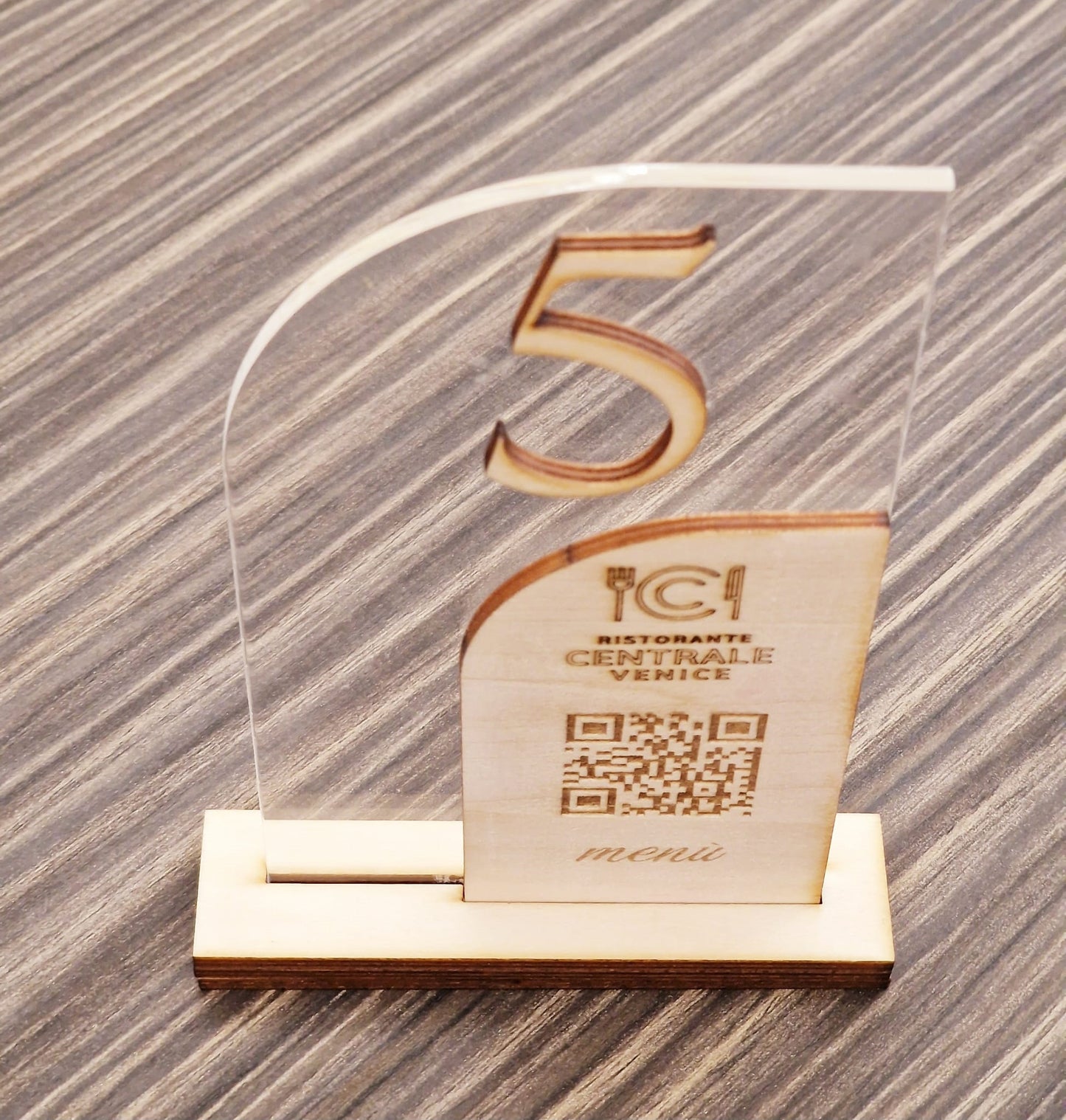 Segnatavolo in Plexiglass e Legno per Ristorante, Pizzeria, Bar, Trattoria | Segnaposto Numerato Personalizzato 15cm Intaglio Laser, con QR code per Menù on line e Logo Aziendale.
