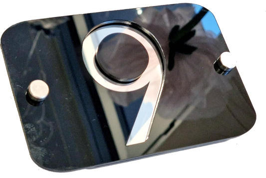 Targa con Numero Civico in Plexiglass Nero Lucido, 15x10 cm, Numeri Specchiati per Esterno e Interno Moderno Elegante | Spessore 6mm. Distanziatori da 25mm Inclusi | Targa Civica di Design