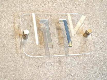 Targa con Numero Civico in Plexiglass Trasparente 15x10 cm, Numeri Specchiati per Esterno e Interno Moderno Elegante | Spessore 3mm. Distanziatori da 25mm Inclusi | Targa Civica di Design