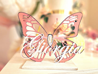 Scritta in Legno Personalizzata a forma di Farfalla | Nome Inciso al Laser 20x25 cm | Topper per Tavolo Torta, Gadget o Decorazione; Dipinto a mano. Spessore: 4mm