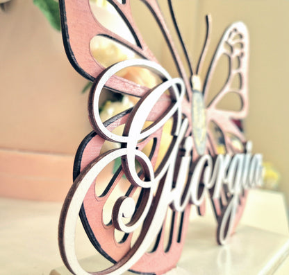 Scritta in Legno Personalizzata a forma di Farfalla | Nome Inciso al Laser 20x25 cm | Topper per Tavolo Torta, Gadget o Decorazione; Dipinto a mano. Spessore: 4mm